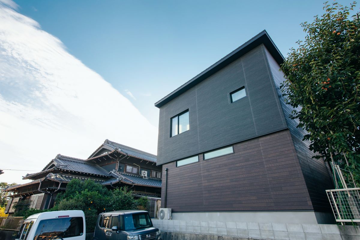 旗竿地に建つペットと暮らす2階リビングのある家