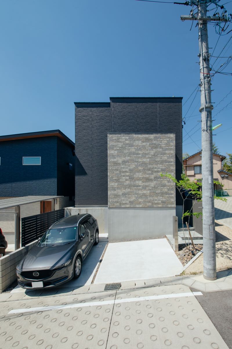 22帖の大空間のリビングとファミリークローゼットがある家