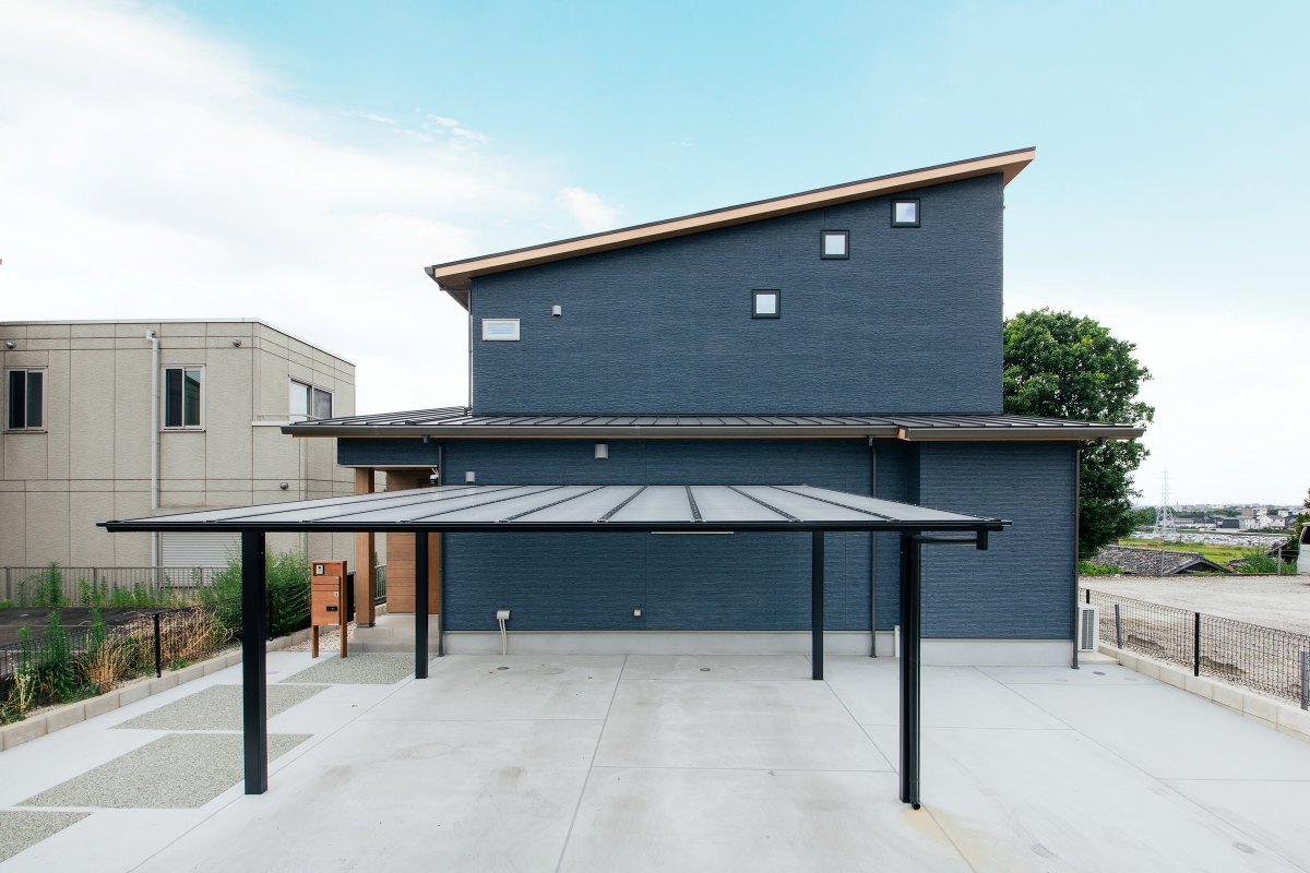 広々したリビングで共働きのご夫婦が楽しく暮らす家