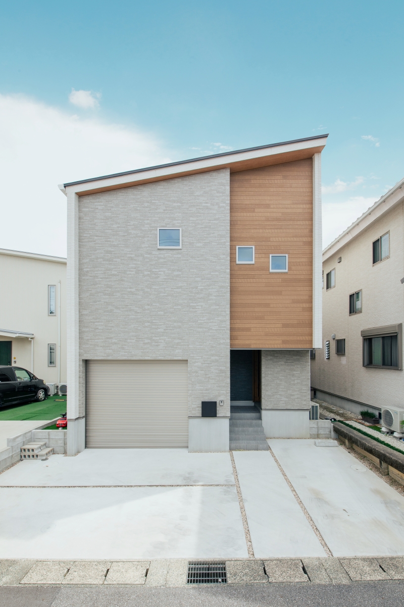 ご夫婦それぞれの書斎とガレージがある2階リビングの家