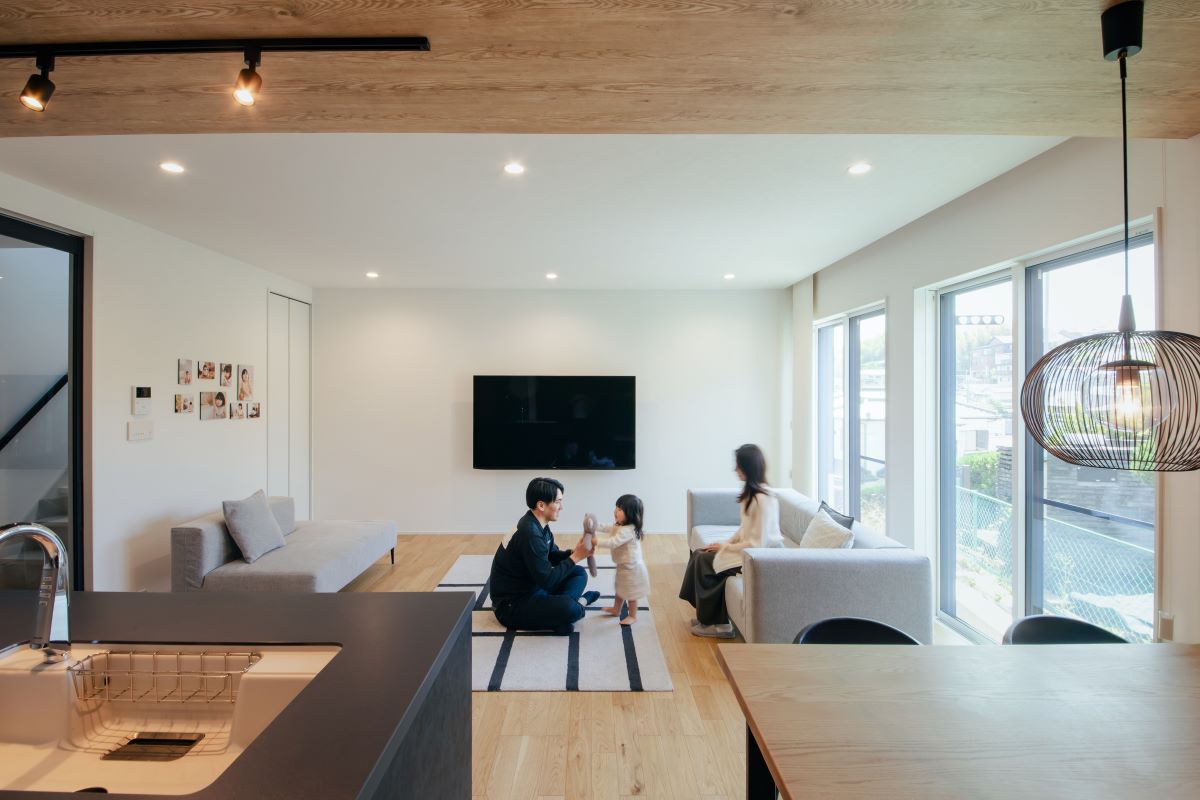 22帖の大空間のリビングとファミリークローゼットがある家