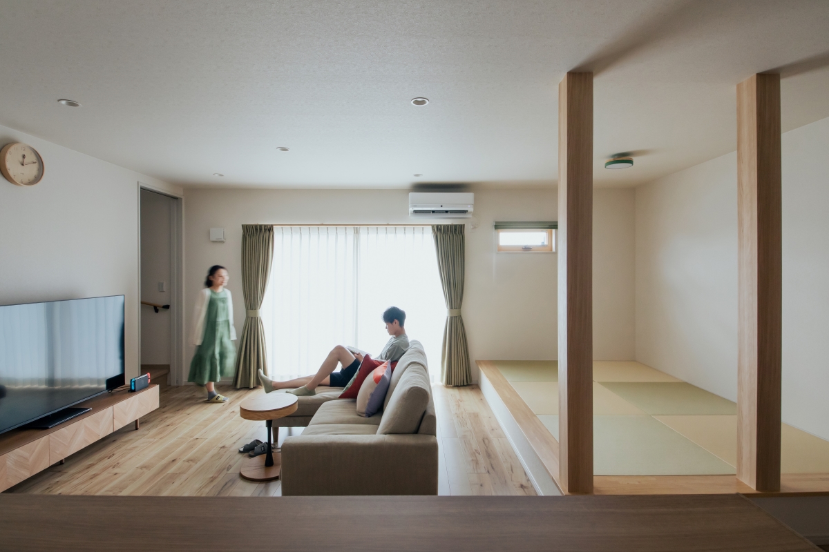 広々したリビングで共働きのご夫婦が楽しく暮らす家