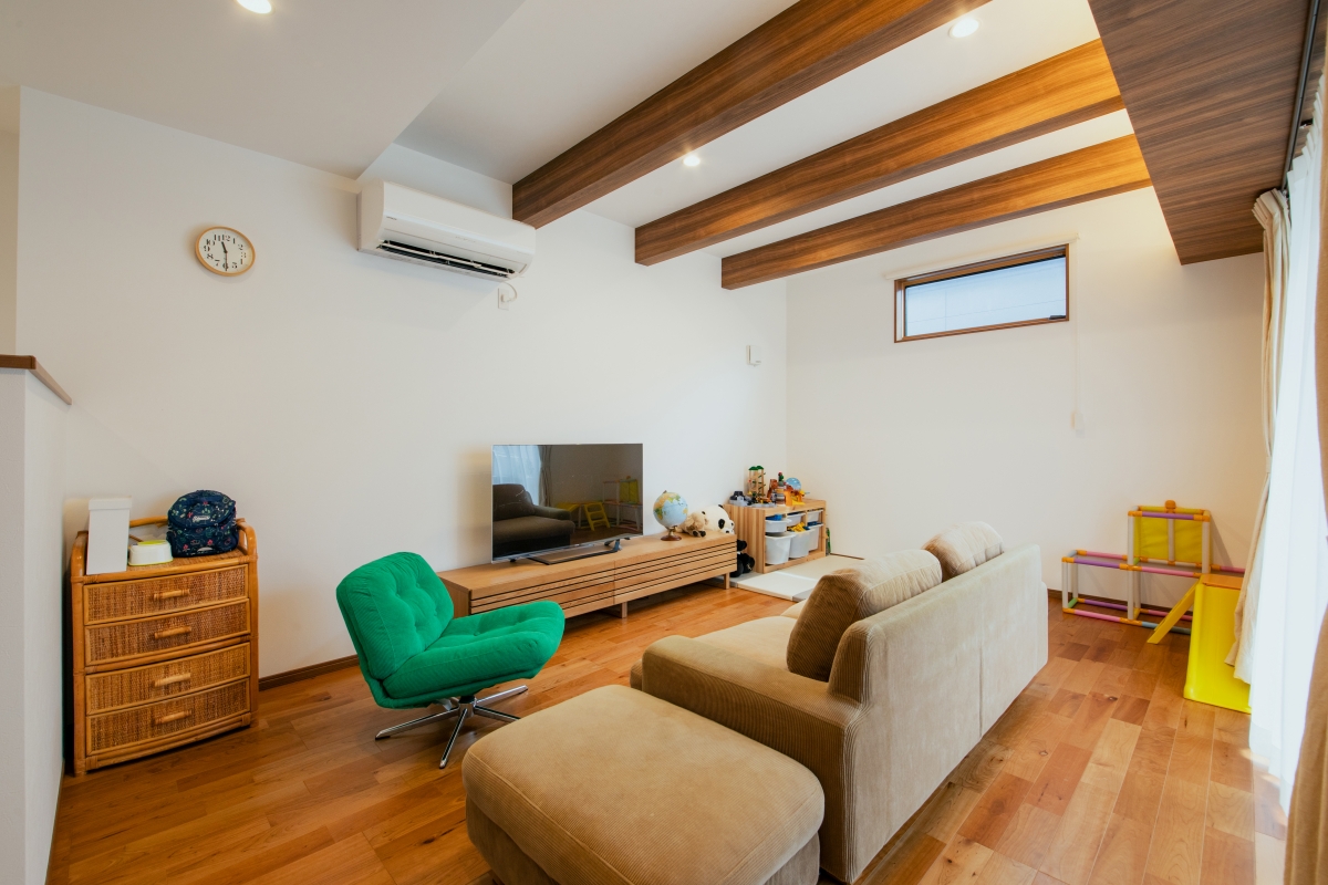 ご夫婦それぞれの書斎とガレージがある2階リビングの家