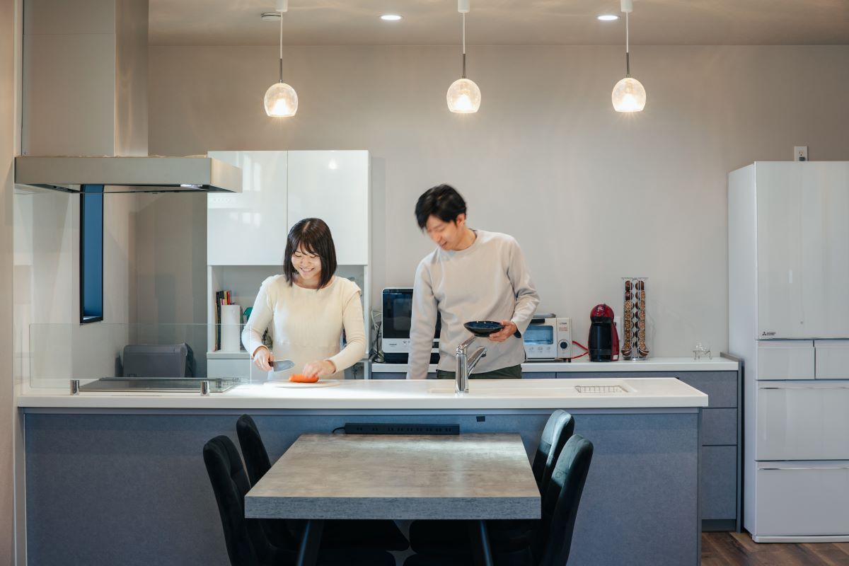 旗竿地に建つペットと暮らす2階リビングのある家