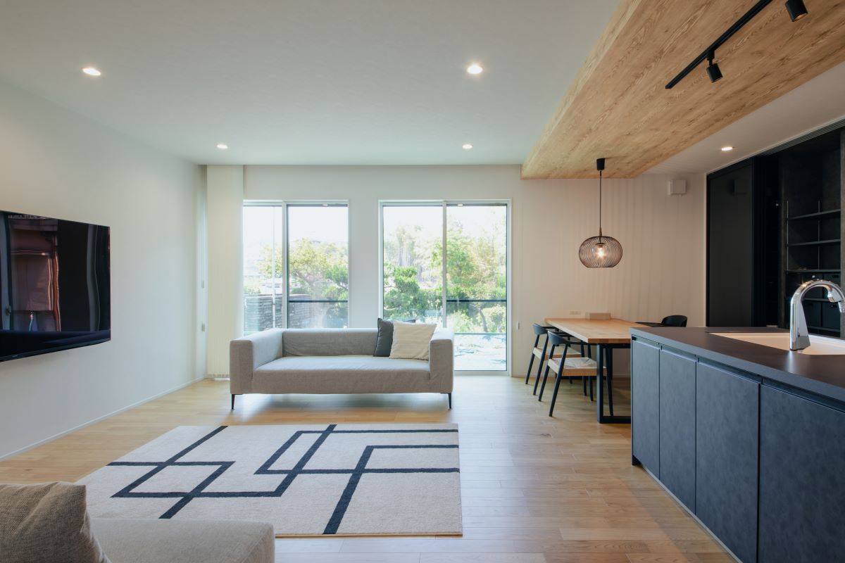 22帖の大空間のリビングとファミリークローゼットがある家