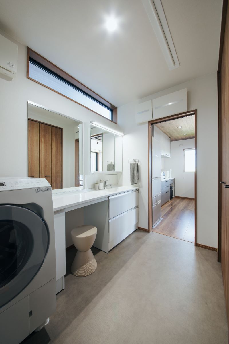 眺めのいいリビングとつながるウッドデッキのある住まい
