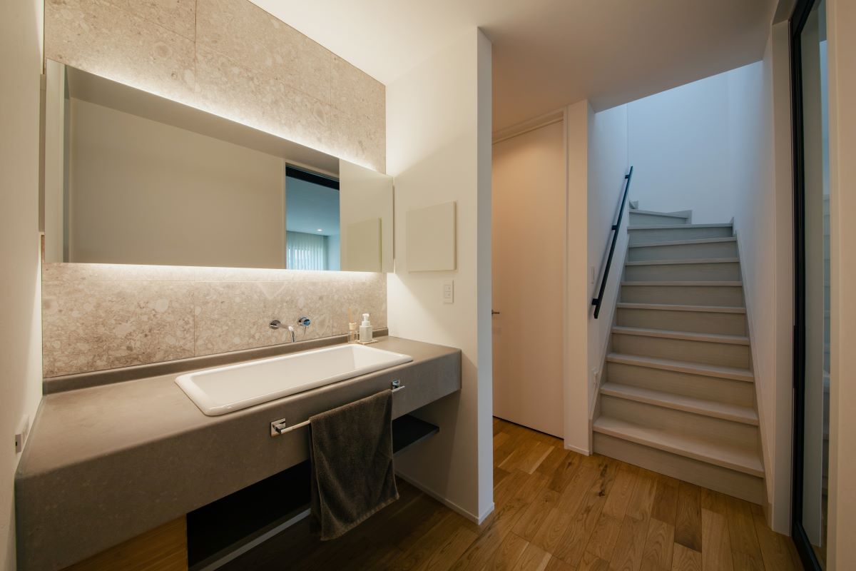 22帖の大空間のリビングとファミリークローゼットがある家