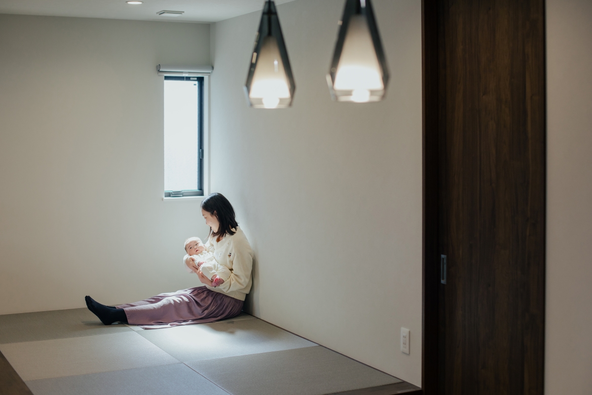 お子さんとくつろぐ小上がりの畳スペースのある家