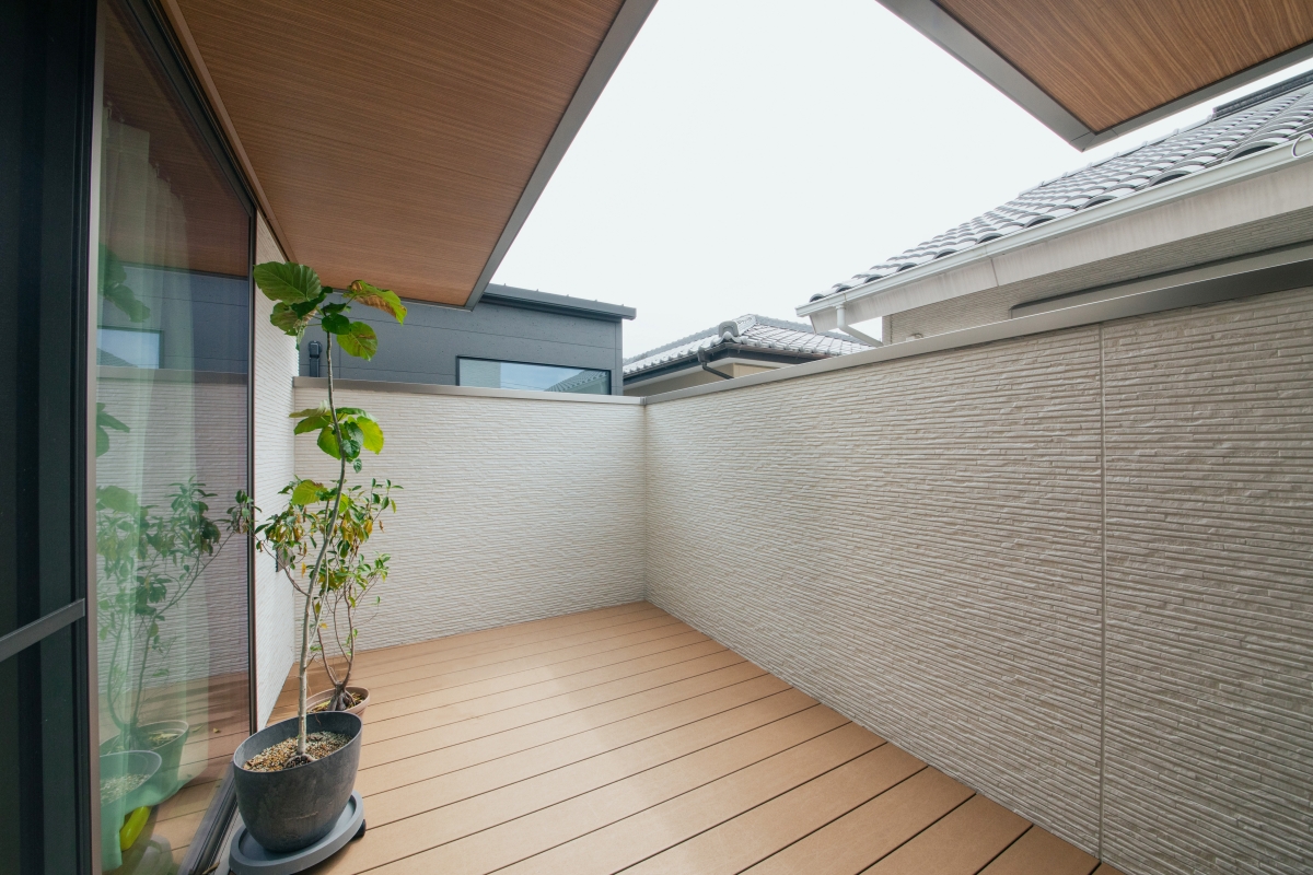 ご夫婦それぞれの書斎とガレージがある2階リビングの家