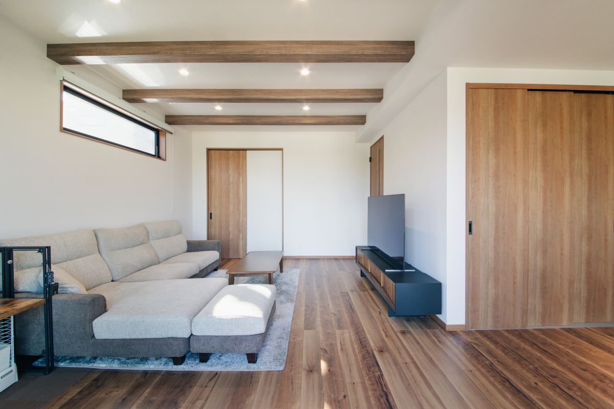 眺めのいいリビングとつながるウッドデッキのある住まい