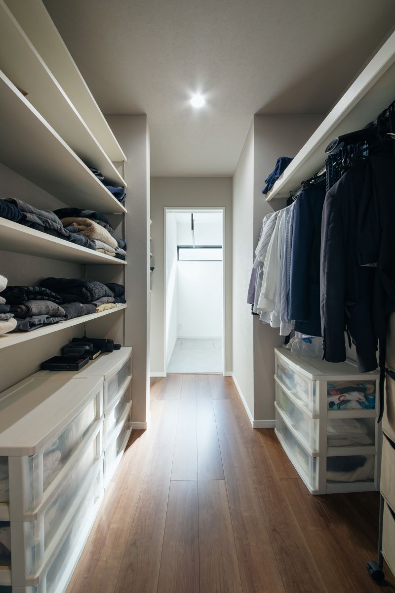 旗竿地に建つペットと暮らす2階リビングのある家