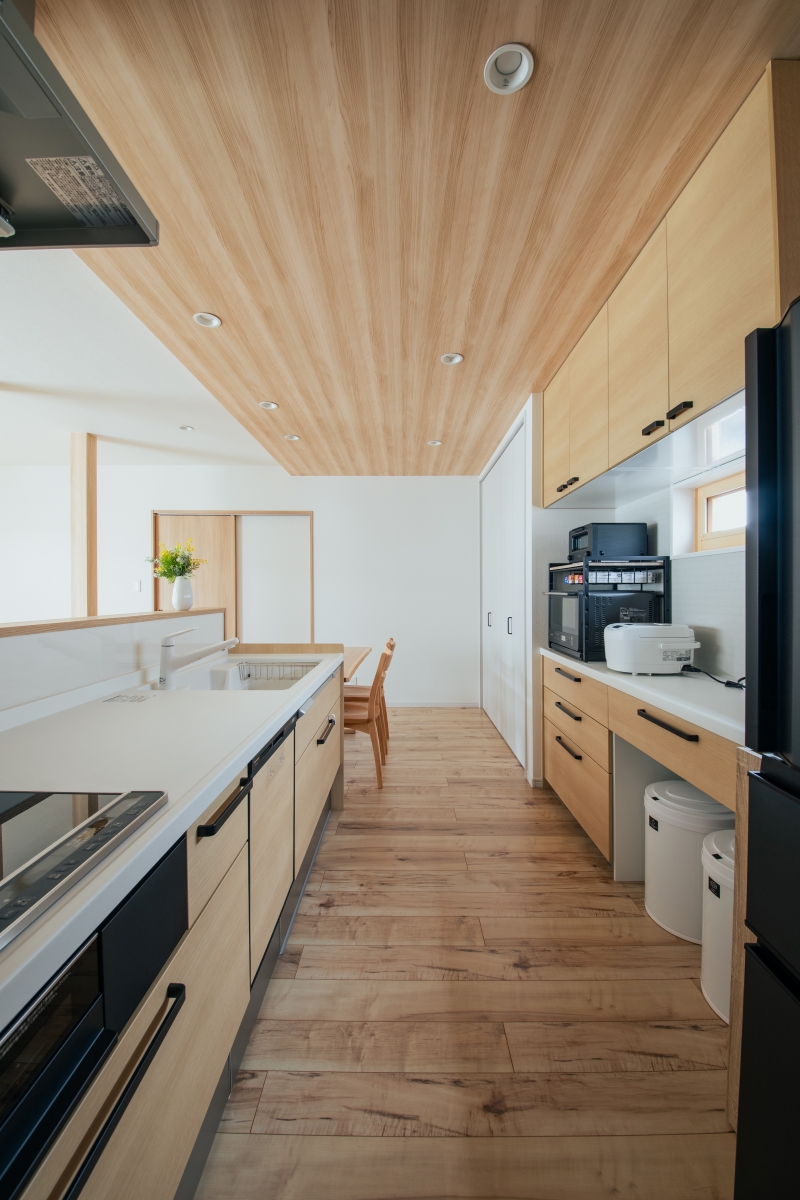 広々したリビングで共働きのご夫婦が楽しく暮らす家