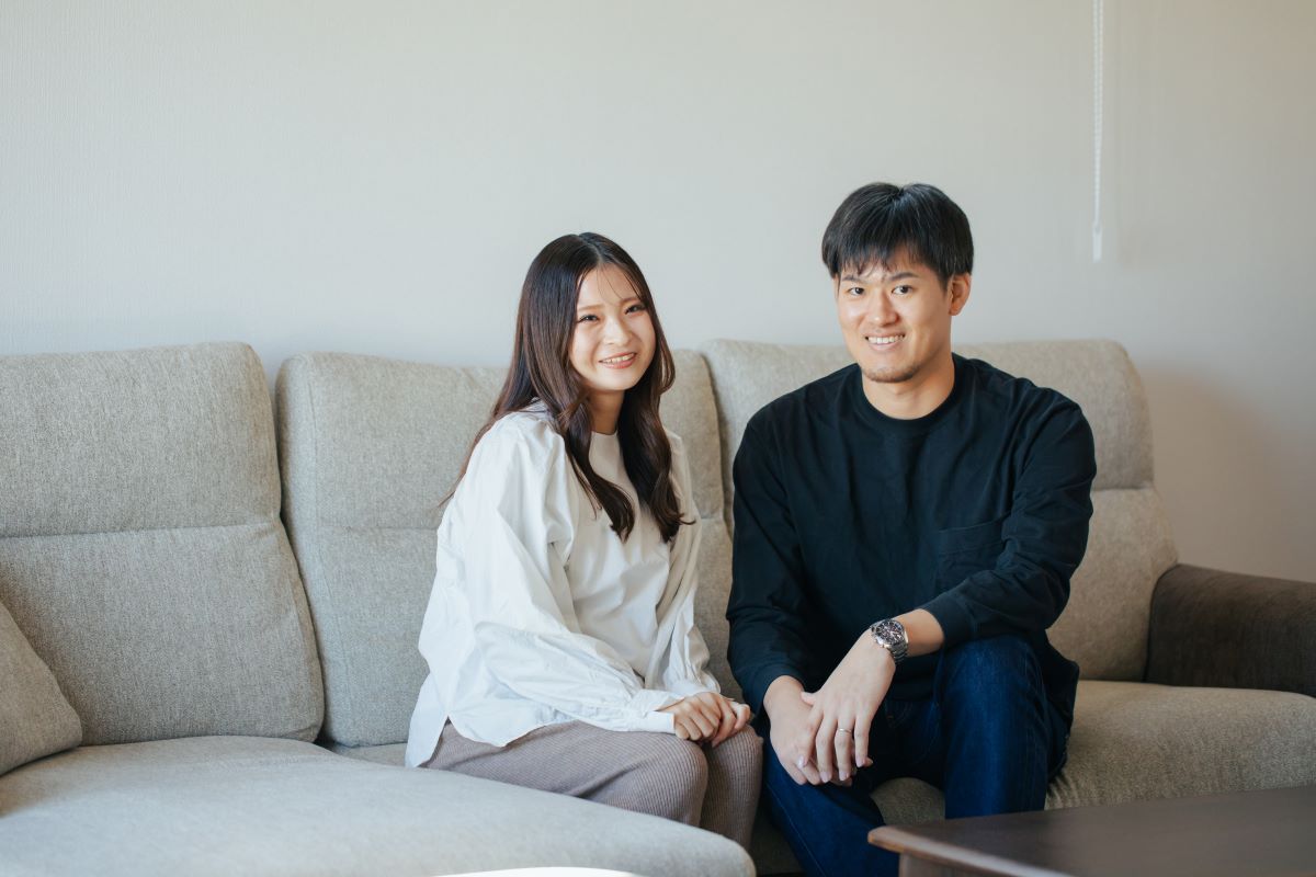 眺めのいいリビングとつながるウッドデッキのある住まい