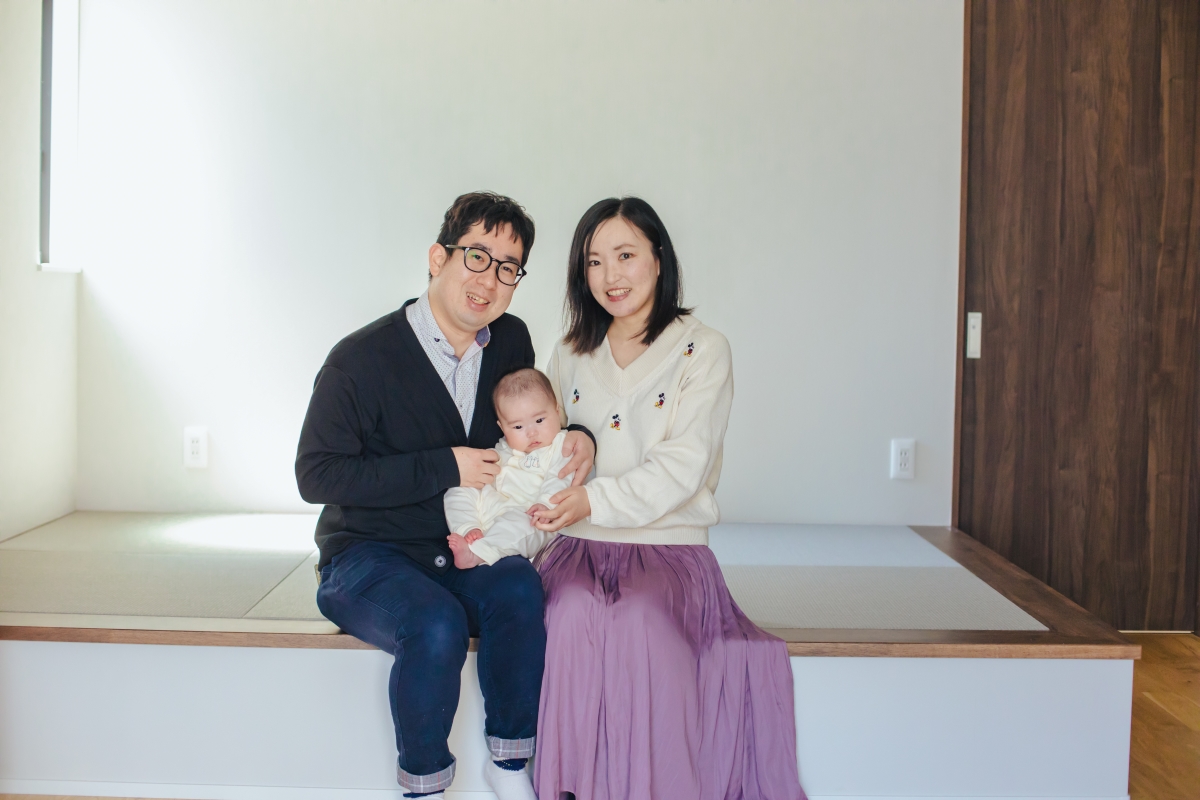 お子さんとくつろぐ小上がりの畳スペースのある家