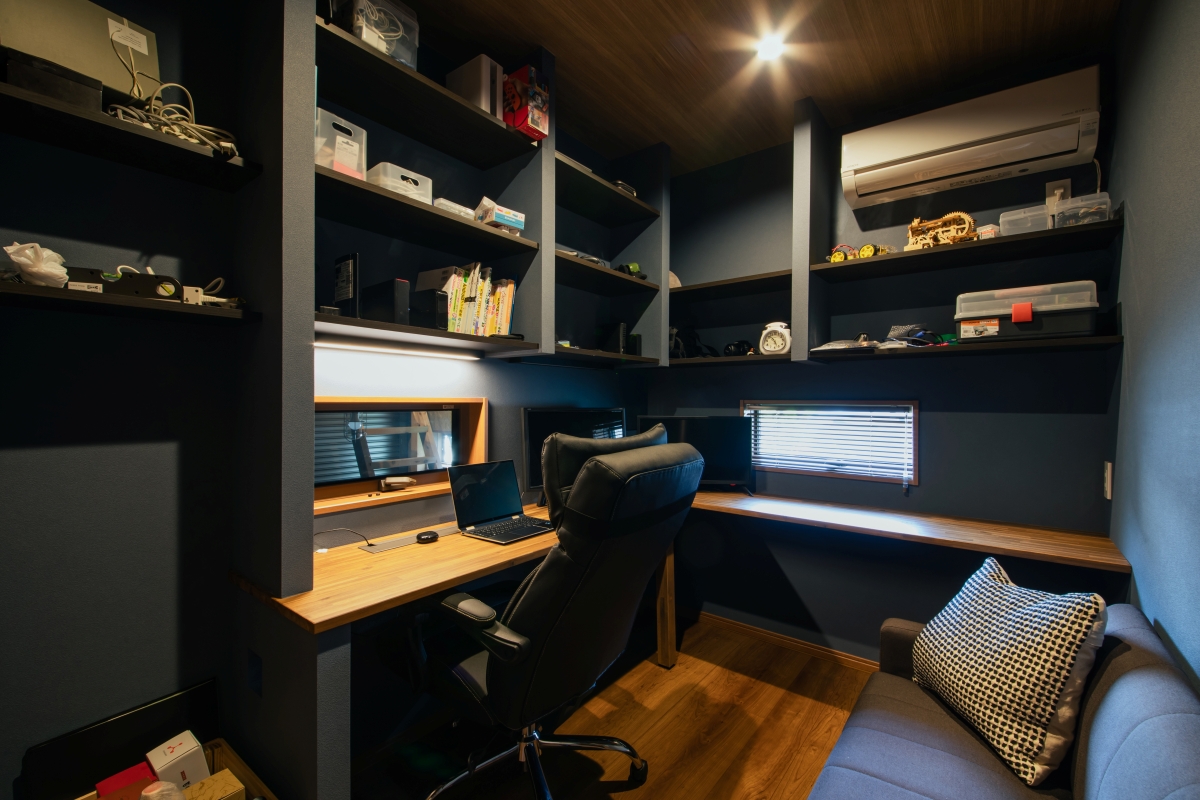 ご夫婦それぞれの書斎とガレージがある2階リビングの家