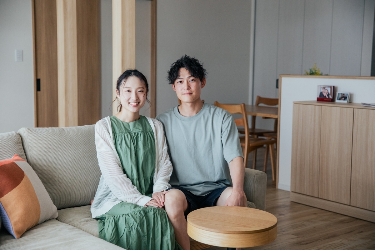広々したリビングで共働きのご夫婦が楽しく暮らす家