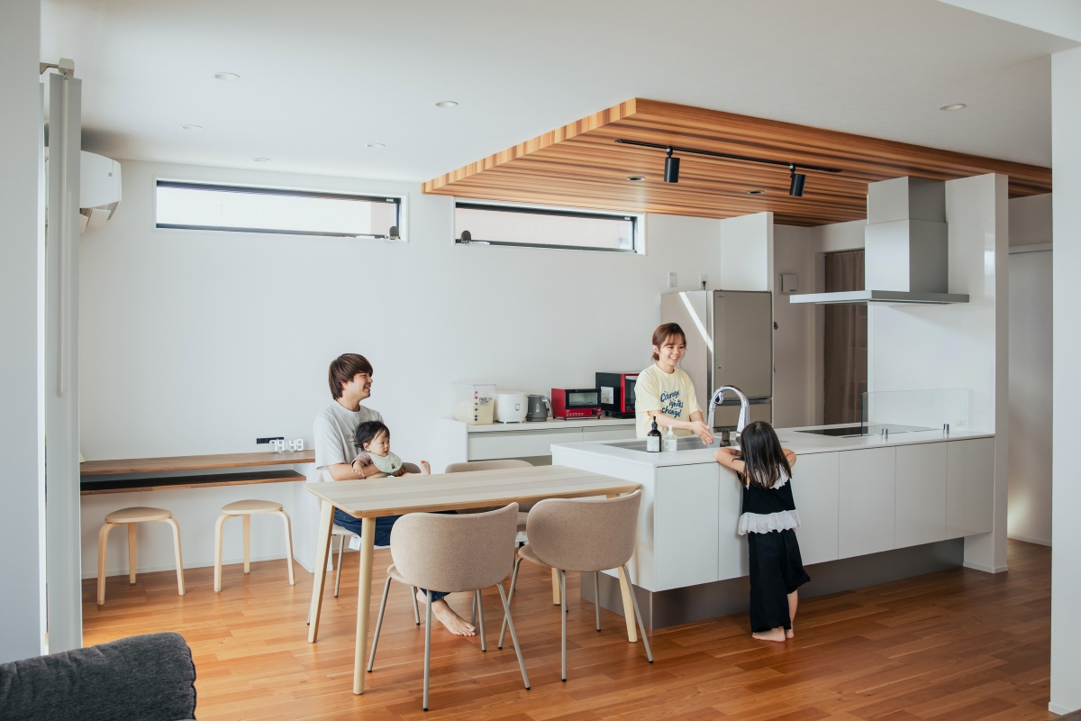 共働き夫婦が考えた回遊動線と開放的な吹き抜けのある家