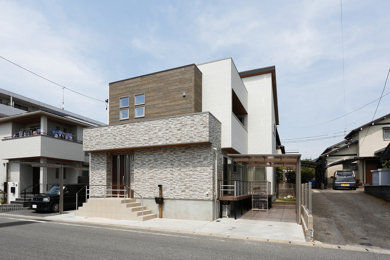 ■石調と木目調の外壁がナチュラルな雰囲気の家注文住宅