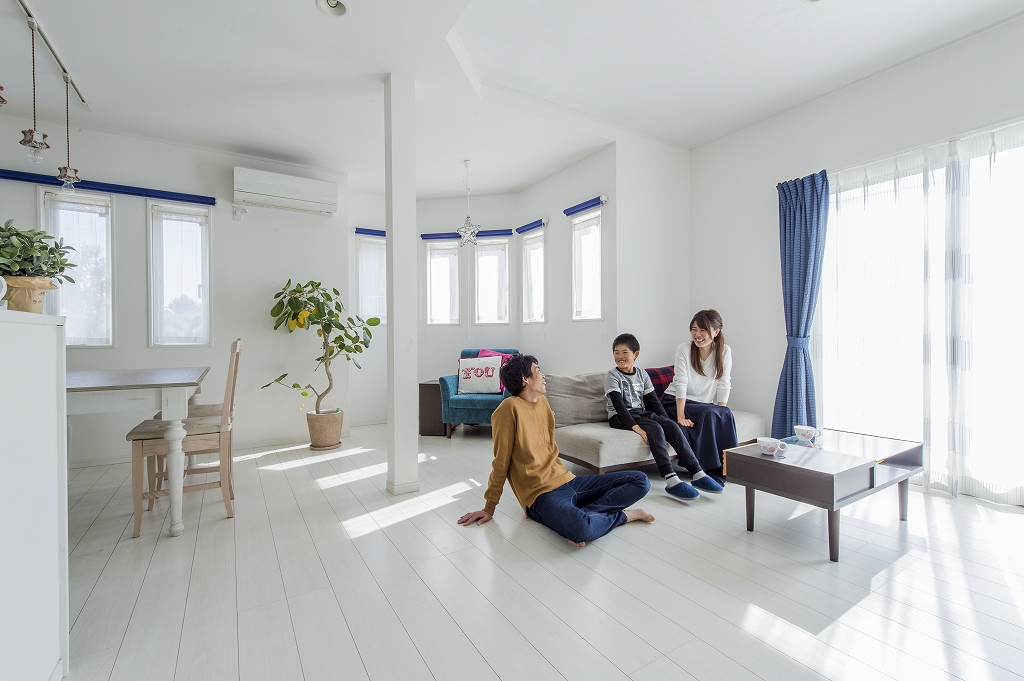 ■光と風と緑が微笑む「丘の上の白いおうち」注文住宅