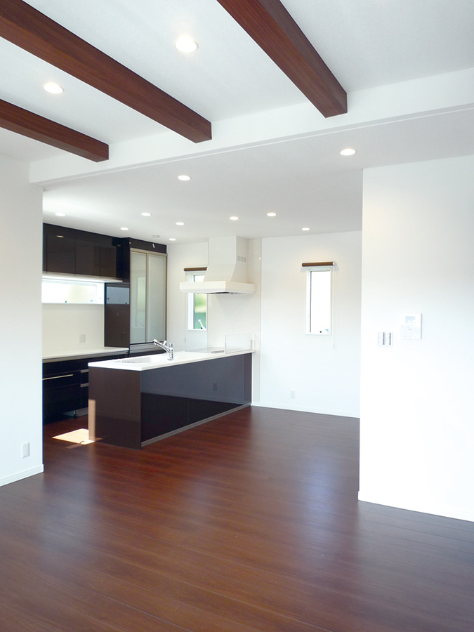 高天井の梁がある家