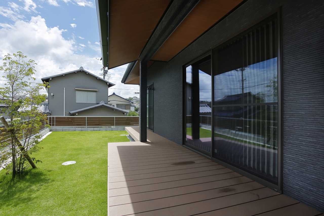 注文住宅 土地のファイネスホーム吉川住建の施工例 軒を深くし 黒で統一された外観デザインの平屋 東浦町
