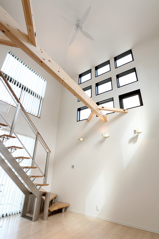 9連窓が目を惹く家