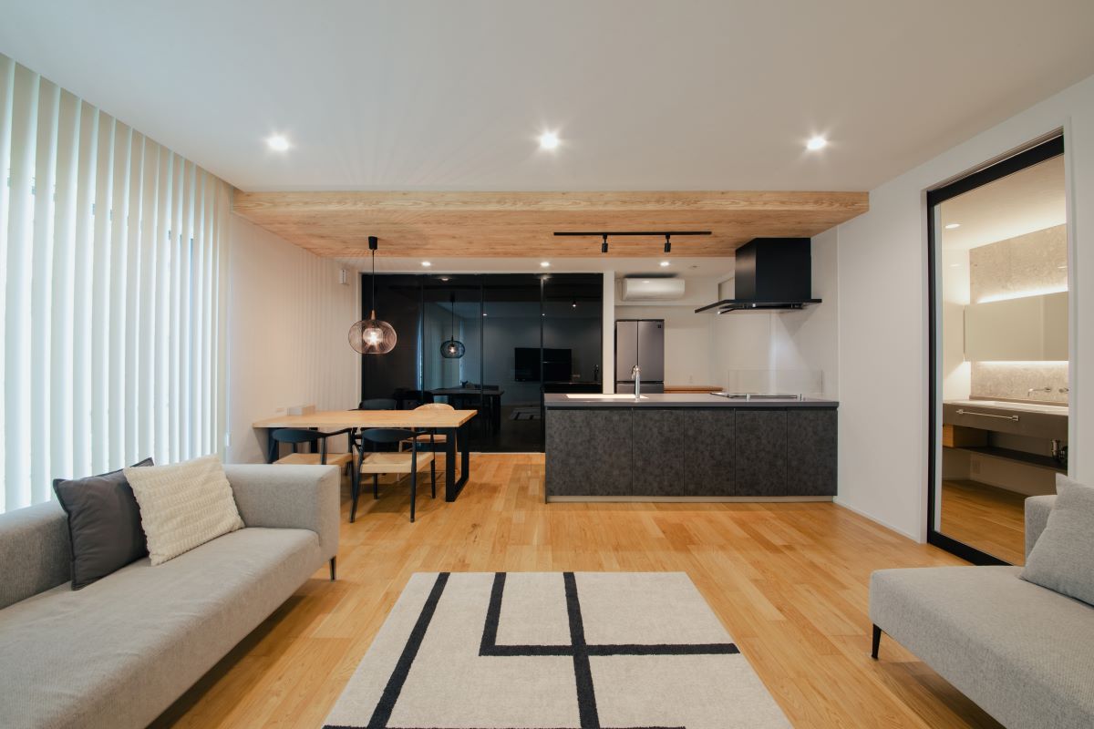 ■22帖の大空間のリビングとファミリークローゼットがある家