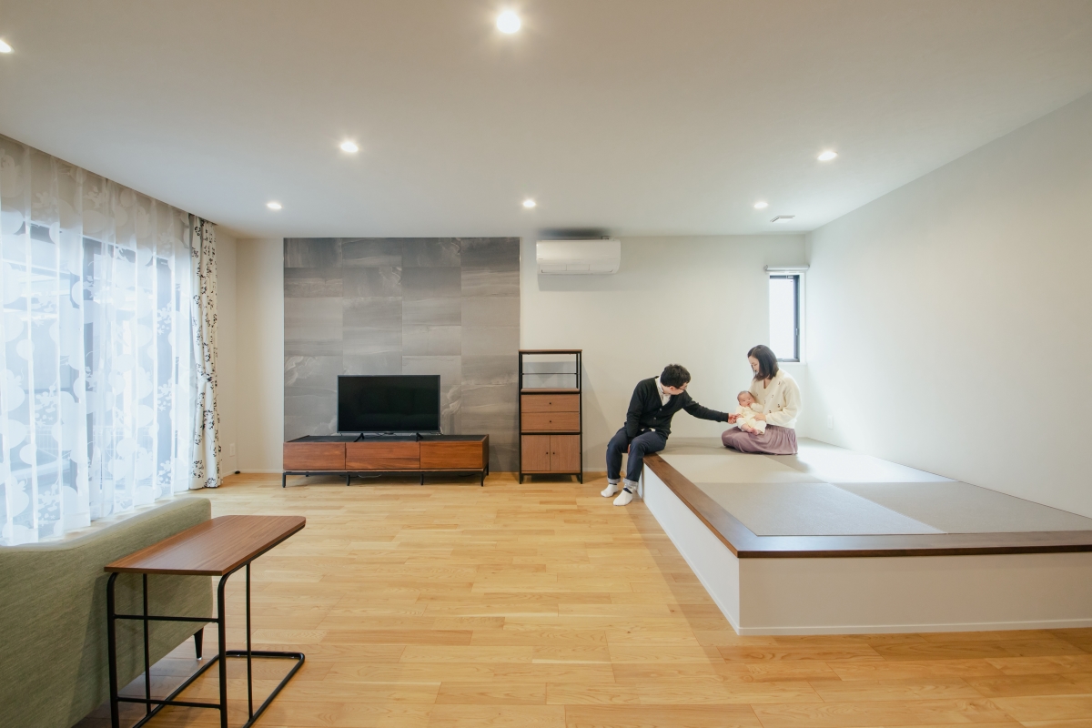 お子さんとくつろぐ小上がりの畳スペースのある家