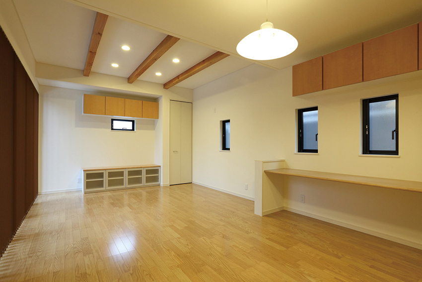 螺旋階段のあるシンプルなデザイン住宅