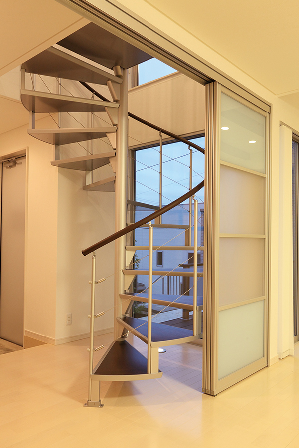 螺旋階段のある家