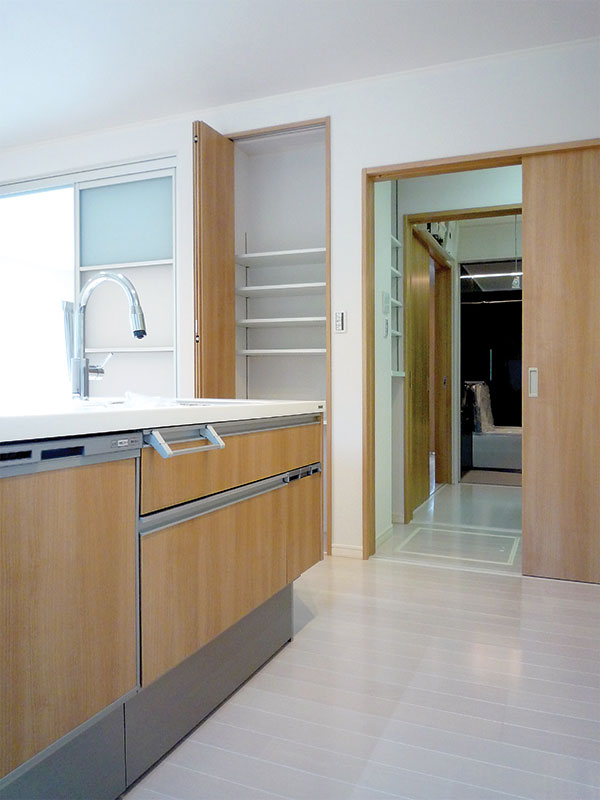 重厚感のある佇まいの2世帯住宅