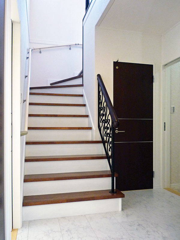 タイル調外壁材を採用した重厚感のある家