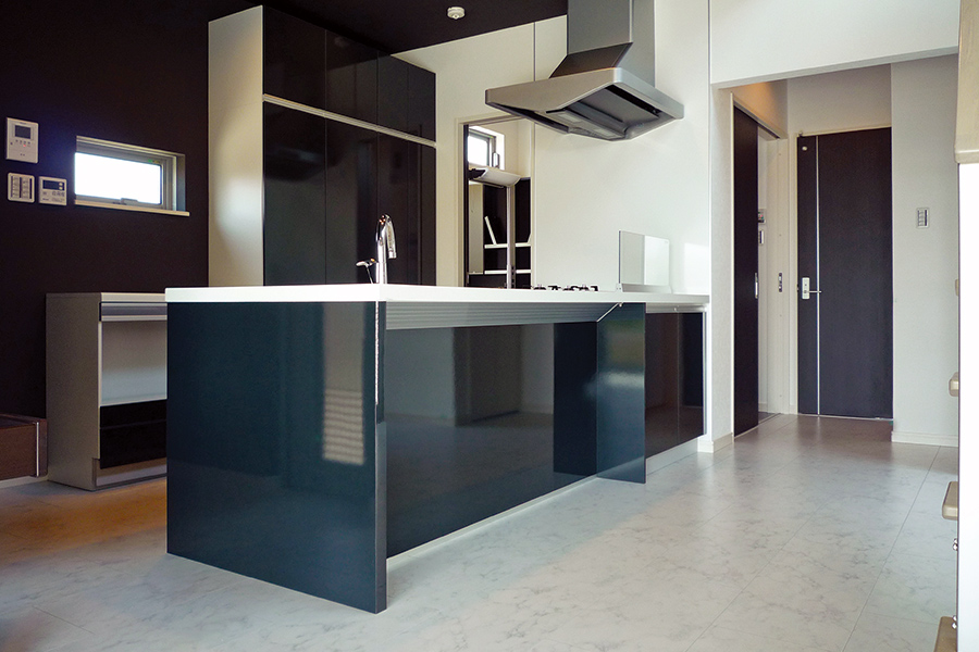 ブラック×シルバーで統一されたシンプルなデザイン住宅