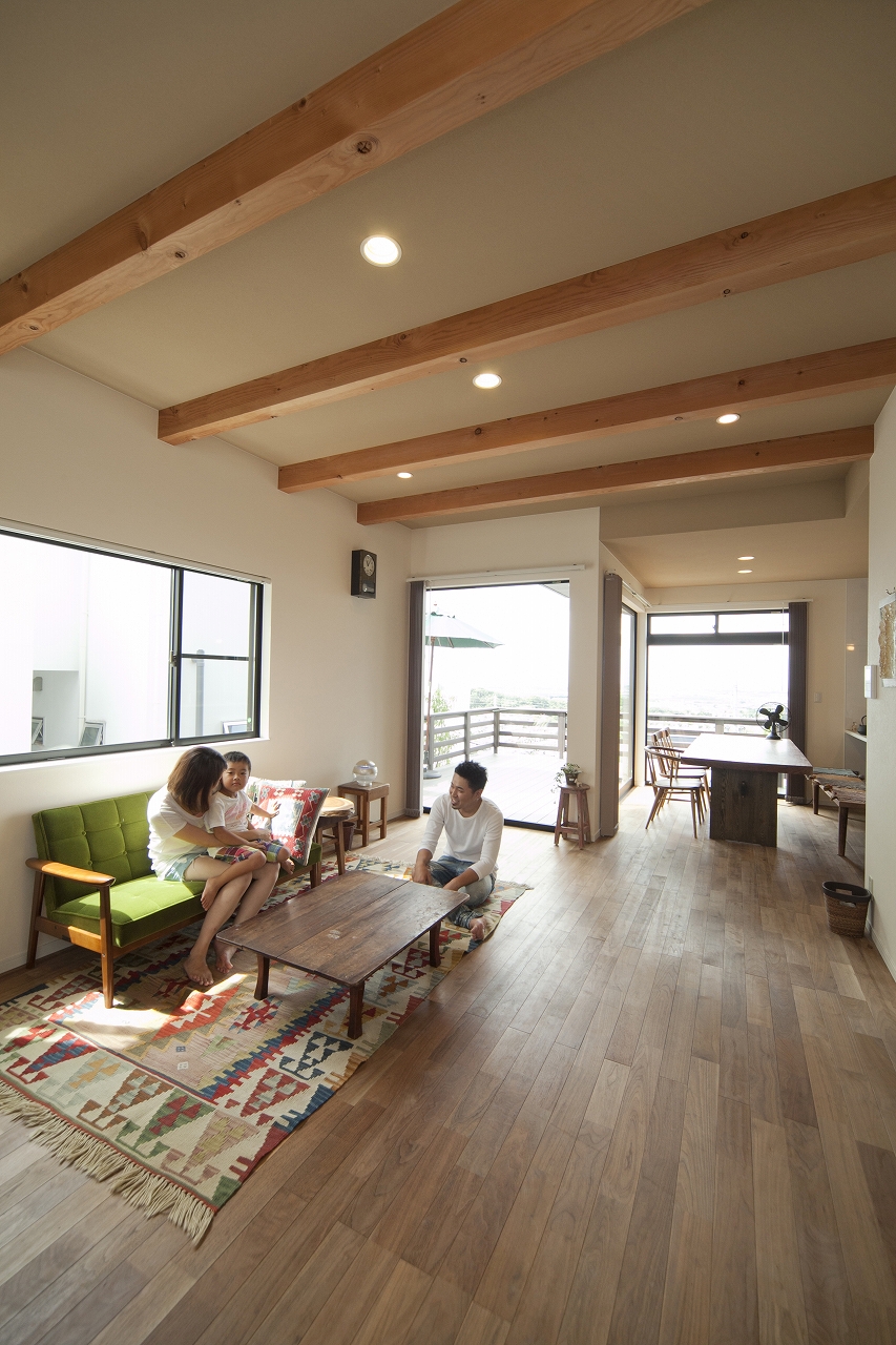 ■LDK を囲むようにつくった絶景ウッドデッキのある家