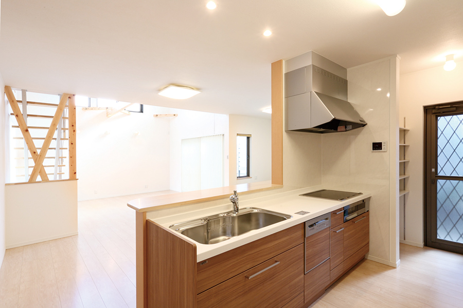 9連窓が目を惹く家