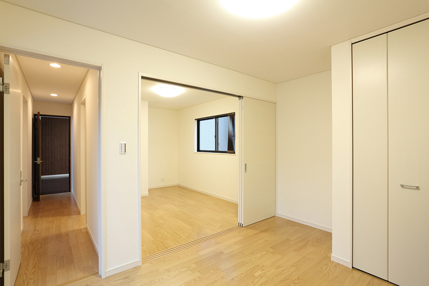 螺旋階段のあるシンプルなデザイン住宅