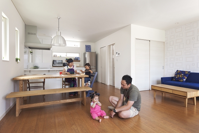 白壁が映える家