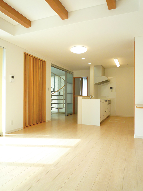 .風と光にこだわったT字型のデザインの家