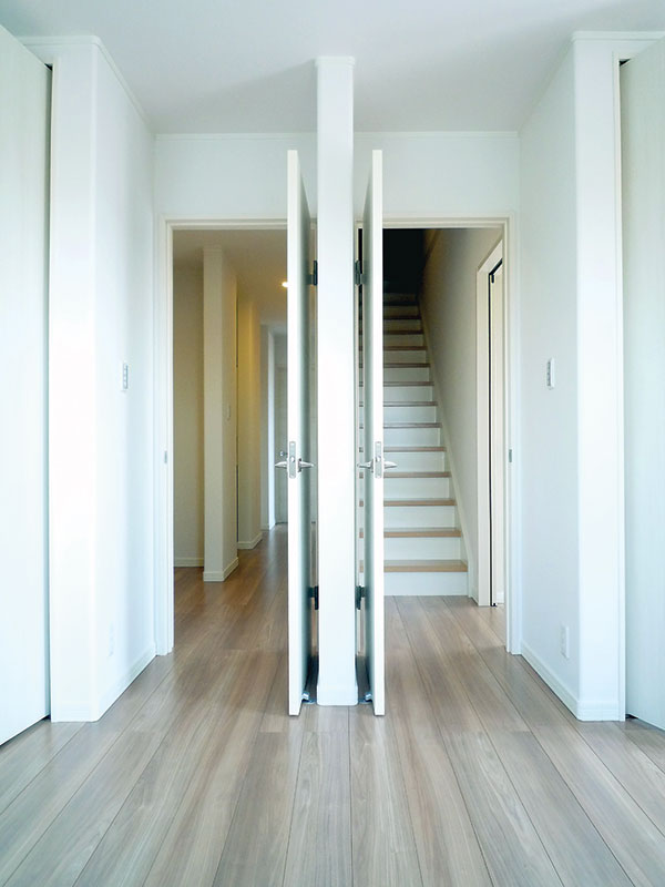 重厚感のある佇まいの2世帯住宅