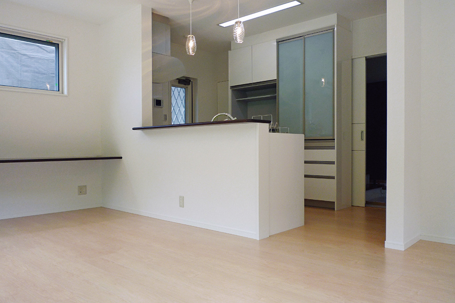 タイル調外壁材を採用した重厚感のある家