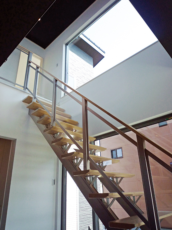 ブラック×シルバーで統一されたシンプルなデザイン住宅