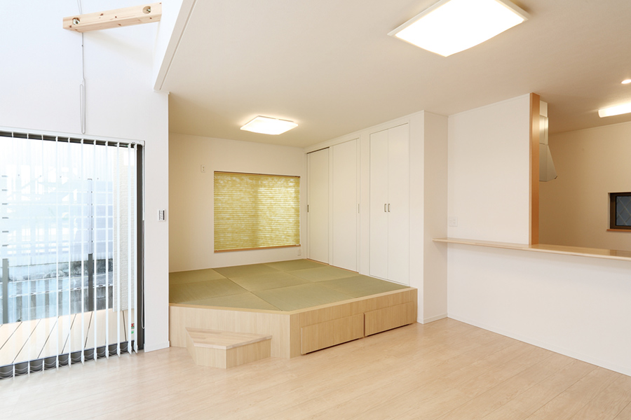 9連窓が目を惹く家