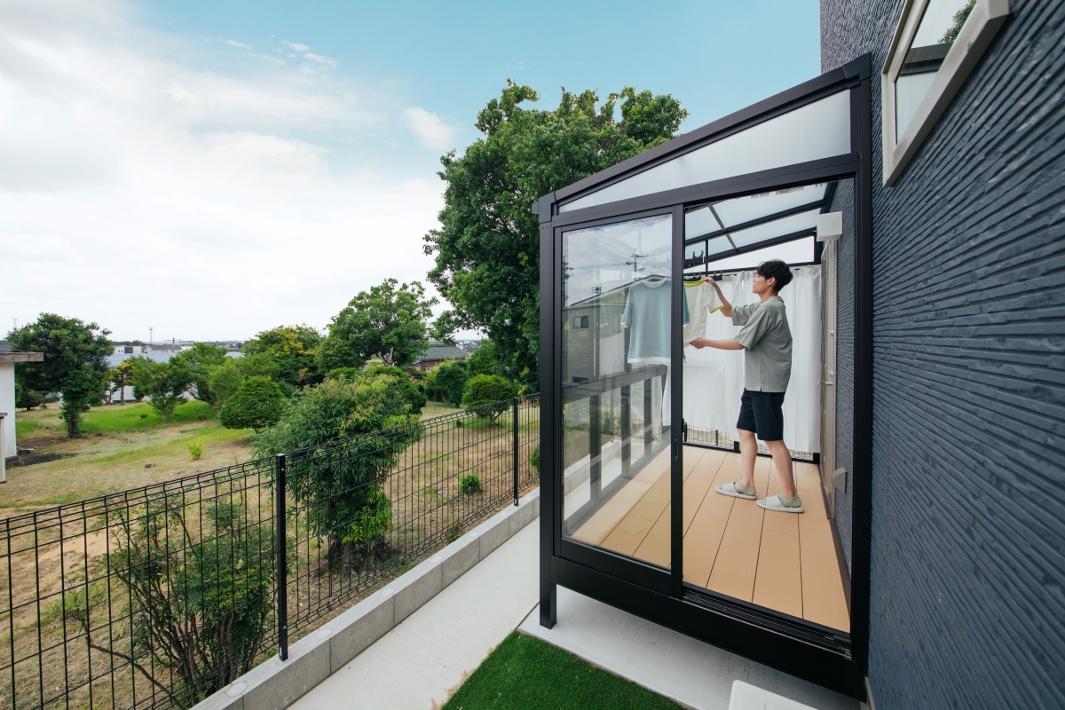 広々したリビングで共働きのご夫婦が楽しく暮らす家