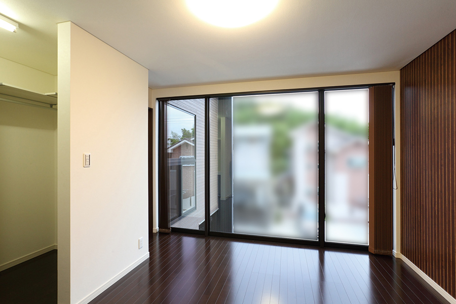 螺旋階段のあるシンプルなデザイン住宅