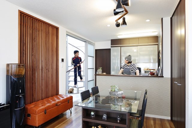 ■家事ラク＋らせん階段が魅力！光と風の心地よさを実感できる住まい