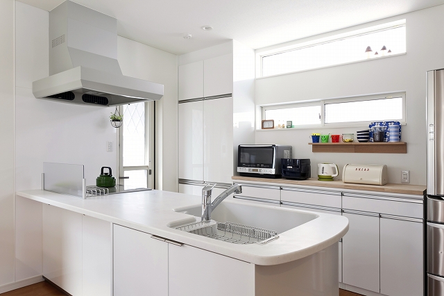 白壁が映える家