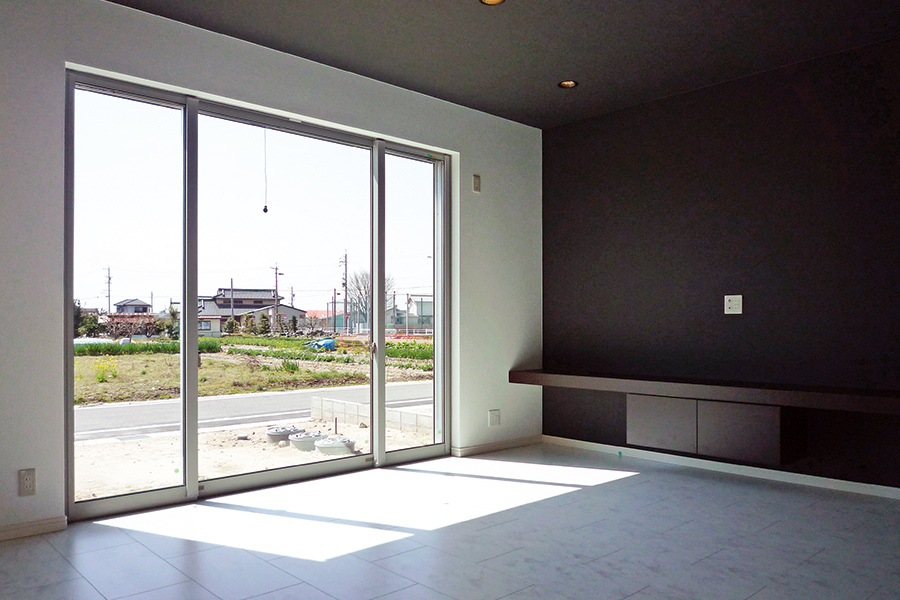 ブラック×シルバーで統一されたシンプルなデザイン住宅