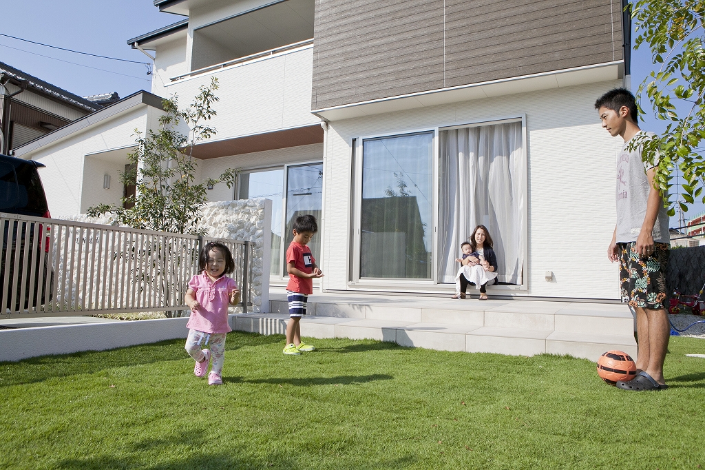 ■休日は家族と広いテラスや緑の庭で。LDKも約30帖というのびやかさ。