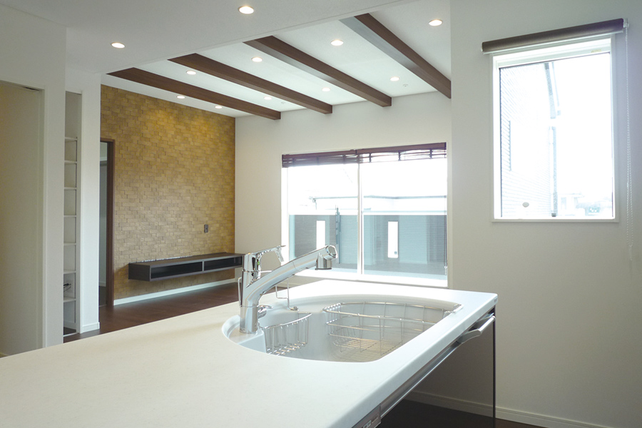 高天井の梁がある家