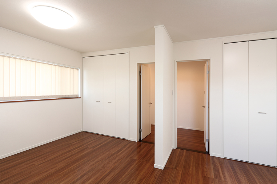 9連窓が目を惹く家